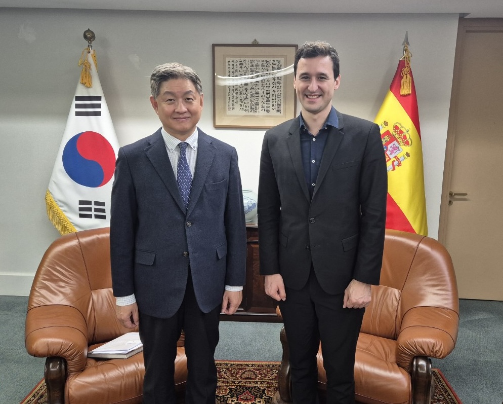 El Embajador Lim Soosuk mantuvo una reunión con el Presidente de la Cámara de Comercio de España en Corea, Roger Royo